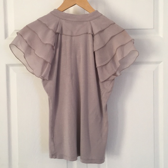 Short sleeve ruffles and buttons top - Picture 2 of 4